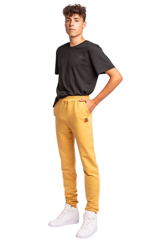 Chłopięce spodnie dresowe musztardowe – wygodne, bawełniane, idealne na co dzień.