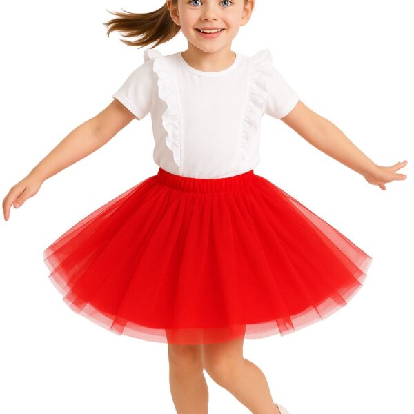Dziewczynka około siedmiu lat tańczy z uśmiechem, ubrana w białą koszulkę z falbankami i czerwoną tiulową spódniczkę. Ma niebieskie oczy, brązowe włosy związane w kucyk i białe baleriny. Zdjęcie wykonane na jasnym, jednolitym tle.